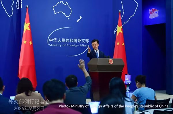 တရုတ်နိုင်ငံ နိုင်ငံခြားရေးဝန်ကြီးဌာန ပြောရေးဆိုခွင့်ရှိသူ ကောကျားခွန်းအား ၂၀၂၆ ခုနှစ် စက်တင်ဘာ ၃ ရက်ကျင်းပသော ပုံမှန်သတင်းစာရှင်းလင်းပွဲ၌ တွေ့ရစဉ် (ဓာတ်ပုံ- Ministry of Foreign Affairs of the People’s Republic of China)