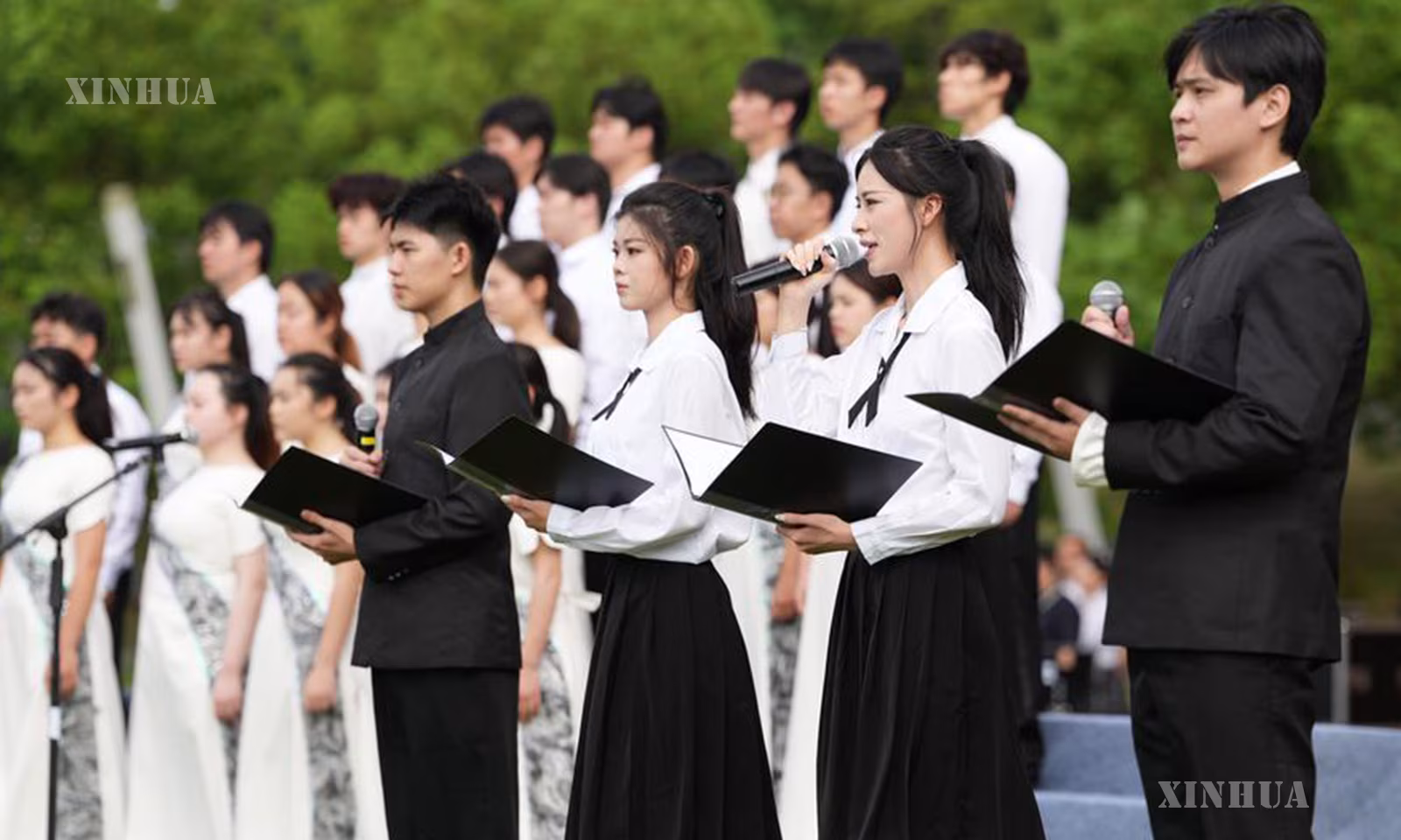 တရုတ်နိုင်ငံ အရှေ့ပိုင်း ကျန်းဆူးပြည်နယ် နန်ကျင်းမြို့ရှိ ကျူးကျော်သူ ဂျပန်တပ်များ၏ နန်ကျင်းမြို့ အစုလိုက်အပြုံလိုက် သတ်ဖြတ်မှုအတွင်း သေဆုံးခဲ့သူများအတွက် အောက်မေ့ဖွယ်အထိမ်းအမှတ် အဆောက်အအုံ၌ ပြုလုပ်သော တရုတ်ပြည်သူများ ဖက်ဆစ်ဂျပန်ခုခံတော်လှန်ရေးစစ်ပွဲနှင့် ကမ္ဘာ့ဖက်ဆစ်တော်လှန်ရေးစစ်ပွဲ အောင်နိုင်ခြင်း ၈၁ နှစ်မြောက် အထိမ်းအမှတ် အခမ်းအနားတစ်ခုတွင် ကဗျာရွတ်ဆိုနေသည့် ကောလိပ်ကျောင်းသား၊ ကျောင်းသူများကို ၂၀၂၆ ခုနှစ် စက်တင်ဘာ ၃ ရက်က တွေ့ရစဉ် (ဆင်ဟွာ)