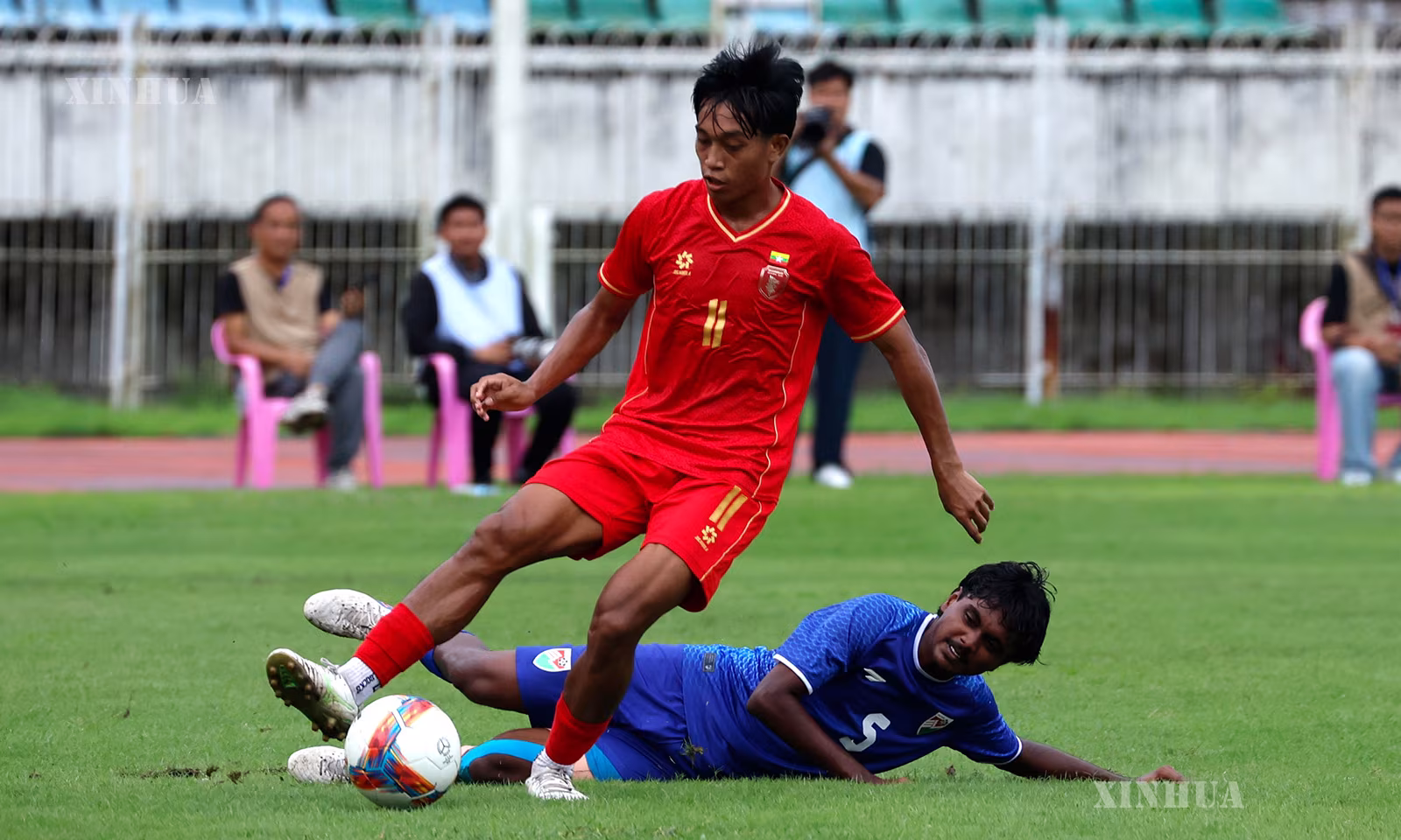 စက်တင်ဘာ ၆ ရက် ညနေပိုင်းက ရန်ကုန်မြို့ သုဝဏ္ဏဘောလုံးကွင်း၌ ယှဉ်ပြိုင်ကစားခဲ့သည့် မြန်မာအသင်းနှင့် မော်လ်ဒိုက်အသင်းပွဲစဉ်မြင်ကွင်းများ (ဆင်ဟွာ)
