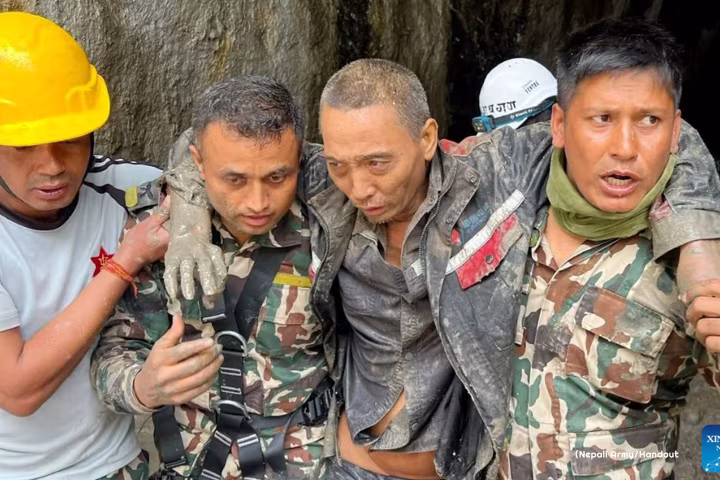 နီပေါနိုင်ငံတွင် ရွှံ့နွံပြိုကျမှုဒဏ်ခံခဲ့ရသည့် ရေအားလျှပ်စစ်စက်ရုံမှ တရုတ်နိုင်ငံသားကို ကယ်ဆယ်နိုင်