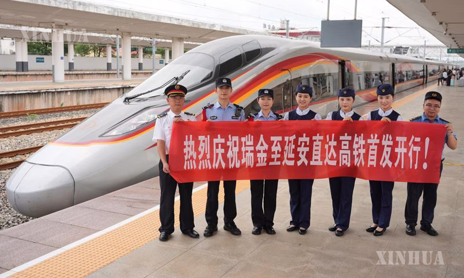တရုတ်နိုင်ငံ အ‌ရှေ့ပိုင်း ကျန်းရှီးပြည်နယ် ရေ့ကျင်းမြို့ရှိ ရေ့ကျင်း ဘူတာ၌ အဖွဲ့လိုက်ဓာတ်ပုံရိုက်နေသော G3998 ရထား ဝန်ထမ်းများကို ၂၀၂၆ ခုနှစ် စက်တင်ဘာ ၆ ရက်က တွေ့ရစဉ် (ဆင်ဟွာ)