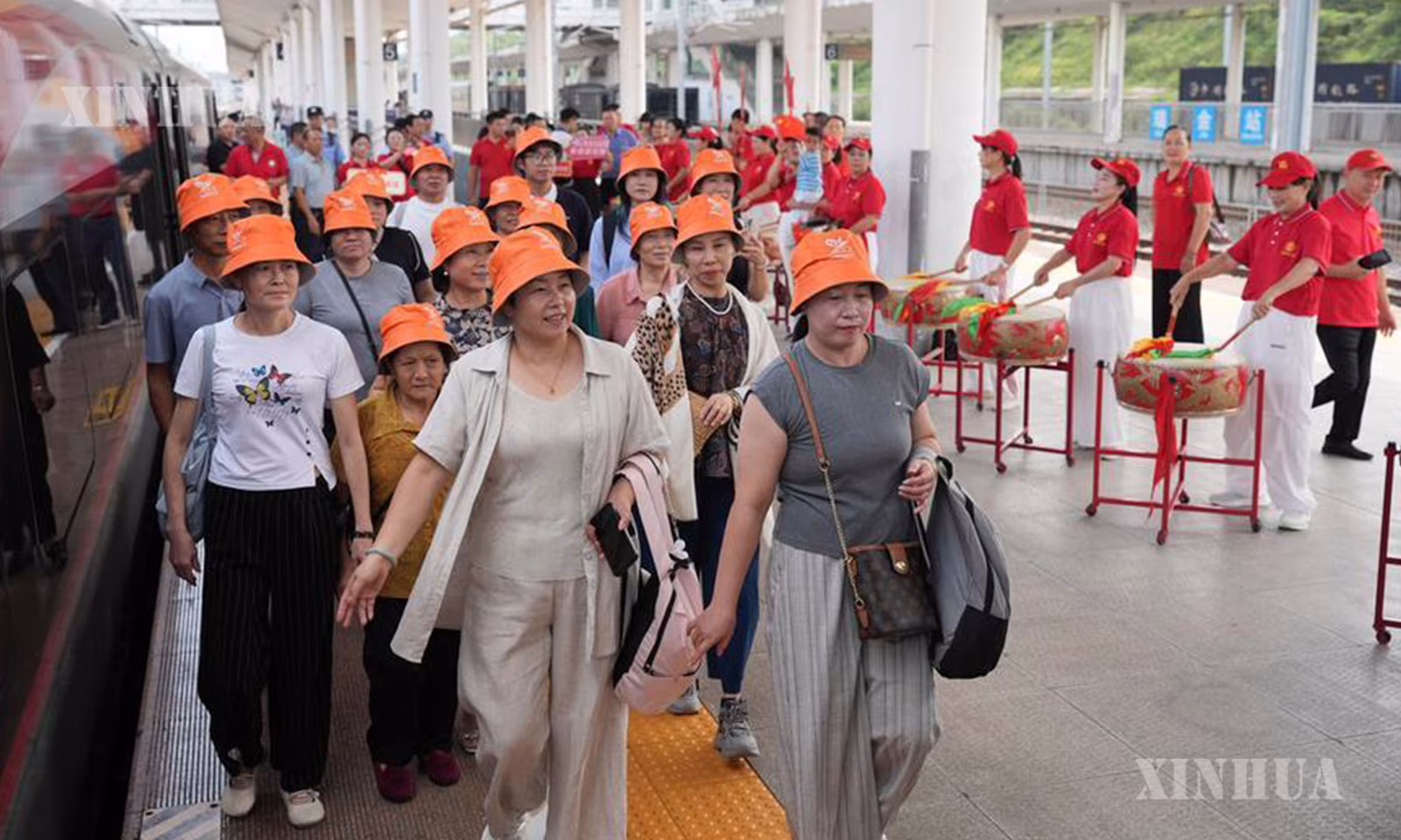 တရုတ်နိုင်ငံ အ‌ရှေ့ပိုင်း ကျန်းရှီးပြည်နယ် ရေ့ကျင်းမြို့ရှိ ရေ့ကျင်းဘူတာ၌ G3998 ရထားပေါ်တက်ရန် ပြင်ဆင်နေသော ခရီးသည်များကို ၂၀၂၆ ခုနှစ် စက်တင်ဘာ ၆ ရက်က တွေ့ရစဉ် (ဆင်ဟွာ)