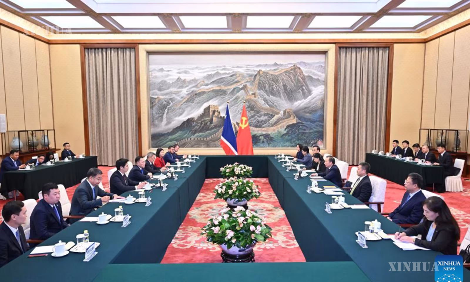 တရုတ်ကွန်မြူနစ်ပါတီ (CPC) ဗဟိုကော်မတီ နိုင်ငံရေးဗျူရိုအဖွဲ့ဝင်နှင့် CPC ဗဟိုကော်မတီ ညီညွတ်ရေးတပ်ဦးလုပ်ငန်းဌာန အကြီးအကဲ လီကန့်ကျယ် တရုတ်နိုင်ငံ မြို့တော်ပေကျင်း၌ မွန်ဂိုလီးယားနိုင်ငံ ဒီမိုကရက်တစ်ပါတီ ဥက္ကဋ္ဌ အိုဒွန် ဆော့ဂ်ထ်ဂါရယ် ဦးဆောင်သော ကိုယ်စားလှယ်အဖွဲ့အား ၂၀၂၆ ခုနှစ် စက်တင်ဘာ ၈ ရက်က လက်ခံတွေ့ဆုံစဉ် (ဆင်ဟွာ)