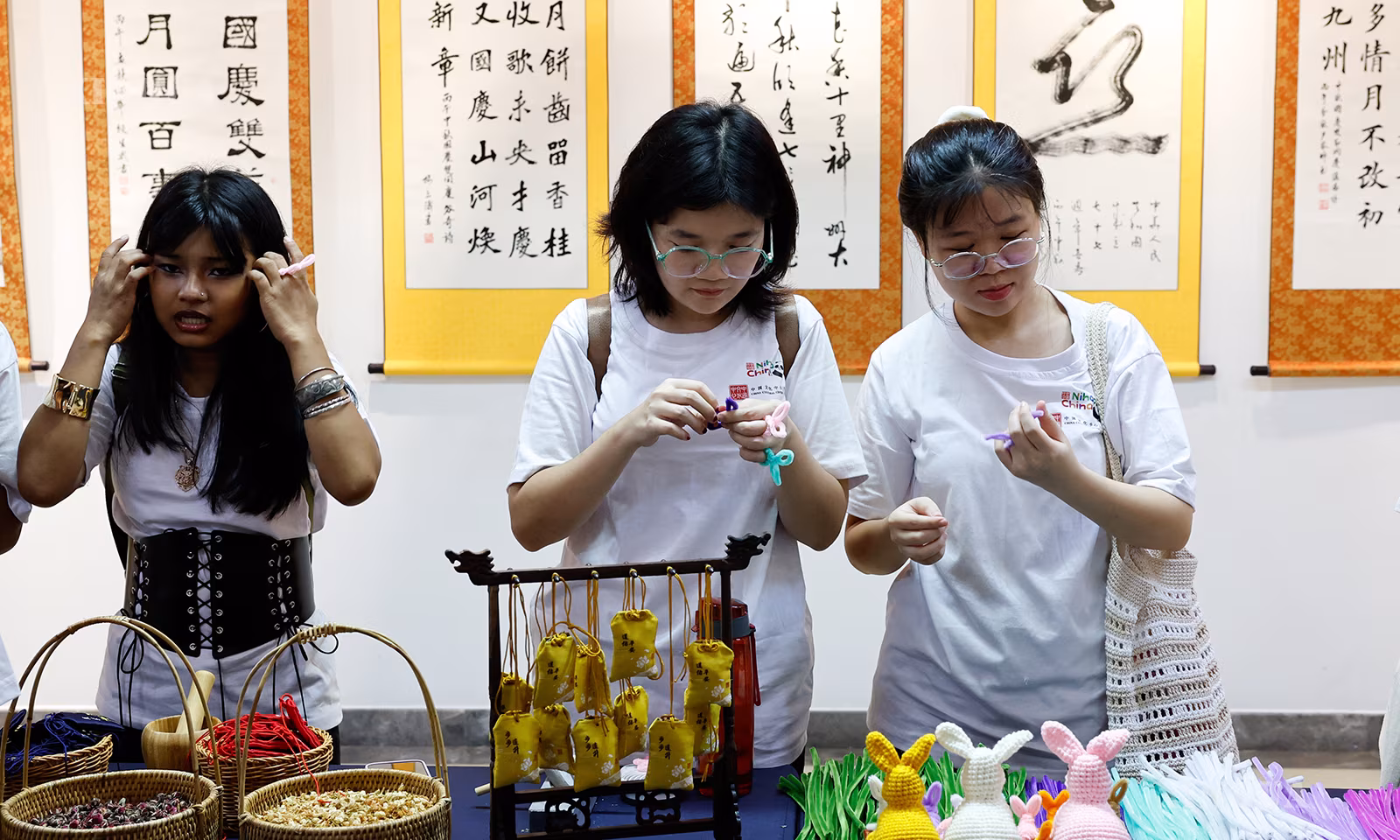 မြန်မာနိုင်ငံ ရန်ကုန်မြို့ တွင် ၂၀၂၆ ခုနှစ် စက်တင်ဘာ ၁၂ ရက်က ကျင်းပသည့် တရုတ်စာပေလက်ရေးလှလက်ရာပြပွဲနှင့် ဆောင်းဦးလယ် လမုန့်ပွဲတော် ကဗျာစာဆိုပွဲ မြင်ကွင်းကို တွေ့ရစဉ် (ဆင်ဟွာ)