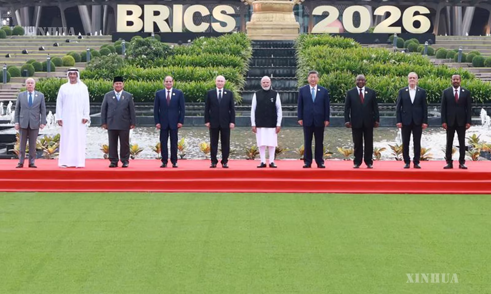 BRICS အဖွဲ့ဝင်နိုင်ငံများမှ နိုင်ငံ့ခေါင်းဆောင်များက အိန္ဒိယနိုင်ငံ နယူးဒေလီမြို့တွင် ကျင်းပသည့် ၁၈ ကြိမ်မြောက် BRICS ထိပ်သီးအစည်းအဝေး၏ အစည်းအဝေး ပထမပိုင်း၌ စုပေါင်းမှတ်တမ်းတင်ဓာတ်ပုံ ရိုက်နေသည်ကို ၂၀၂၆ ခုနှစ် စက်တင်ဘာ ၁၂ ရက် တွေ့ရစဉ် (ဆင်ဟွာ)