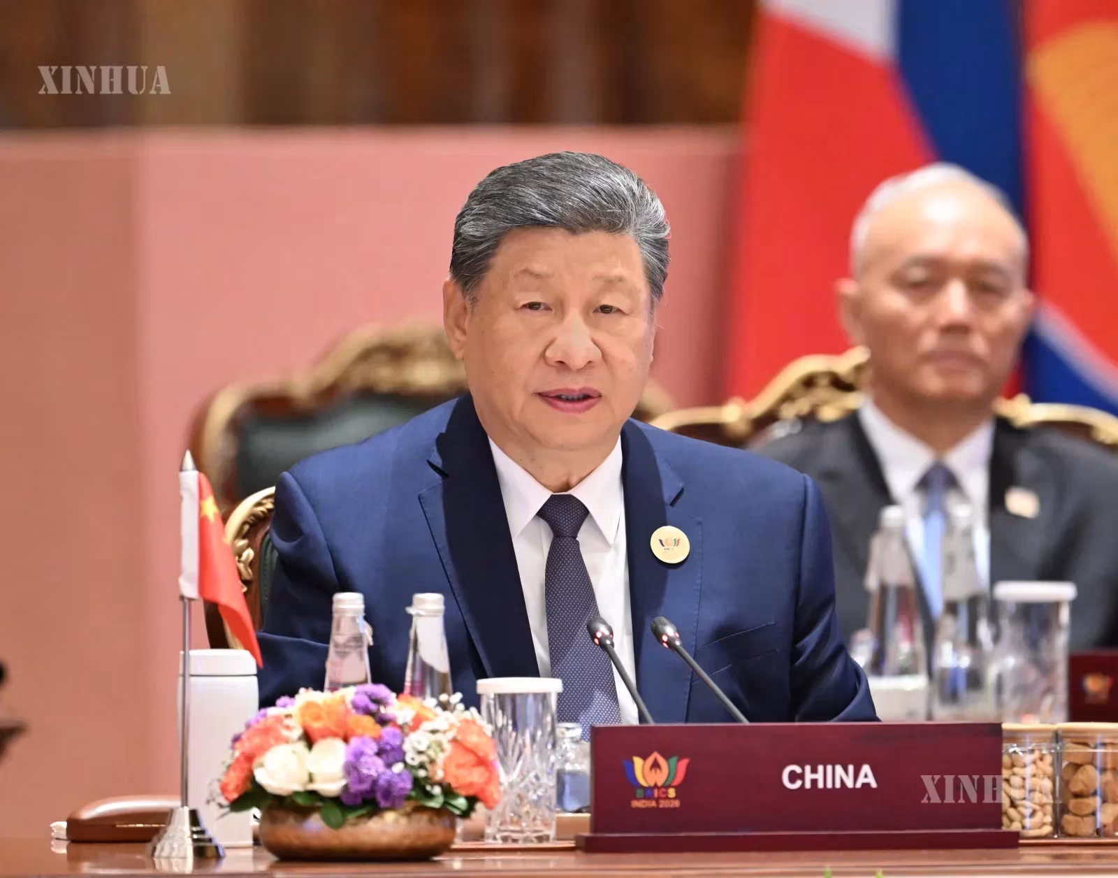တရုတ်နိုင်ငံ သမ္မတ ရှီကျင့်ဖိန်က ၂၀၂၆ ခုနှစ် စက်တင်ဘာ ၁၃ ရက်တွင် အိန္ဒိယနိုင်ငံ နယူးဒေလီမြို့၌ ကျင်းပသော ၁၈ ကြိမ်မြောက် BRICS နိုင်ငံ အကြီးအကဲများ အစည်းအဝေး ဒုတိယအဆင့် ဆွေးနွေးပွဲ တက်ရောက်၍ “BRICS ပူးပေါင်းဆောင်ရွက်မှု အခြေခံအုတ်မြစ်အား အခိုင်အမာတည်ဆောက်၍ ကမ္ဘာ့တောင်ဘက်ခြမ်းအင်အားတောင့်တင်းစေခြင်း” ခေါင်းစဉ်ဖြင့် အရေးကြီးအမှာစကား ပြောကြားနေစဉ် (ဆင်ဟွာ)