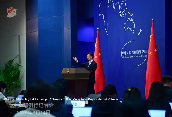 တရုတ်နိုင်ငံခြားရေးဝန်ကြီးဌာန ပြောရေးဆိုခွင့်ရှိသူ ကောကျားခွန်းအား ၂၀၂၆ ခုနှစ် စက်တင်ဘာ ၁၄ ရက်တွင် ကျင်းပသော ပုံမှန်သတင်းစာရှင်းလင်းပွဲ၌ တွေ့ရစဉ် (ဓာတ်ပုံ- Ministry of Foreign Affairs of the People’s Republic of China)