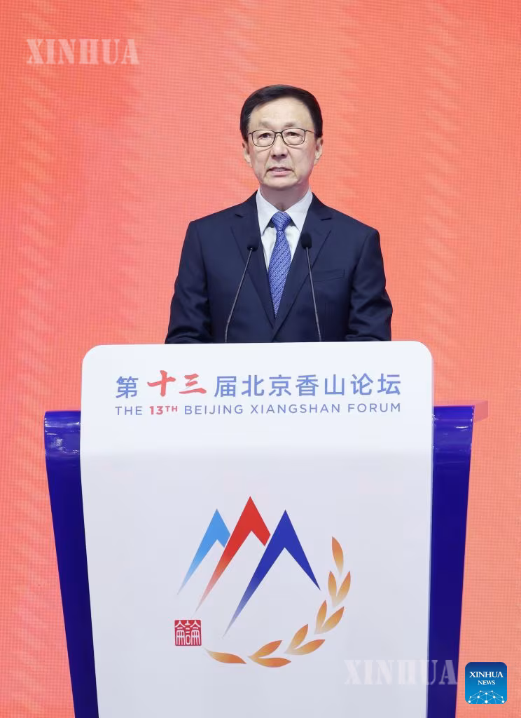 တရုတ်နိုင်ငံ မြို့တော်ပေကျင်းတွင် ကျင်းပသည့် ၁၃ ကြိမ်မြောက် ပေကျင်း ရှန်းဆန်းဖိုရမ် ကြိုဆိုရေးညစာစားပွဲသို့ တက်ရောက်၍ မိန့်ခွန်းပြောကြားနေသည့် တရုတ်နိုင်ငံ ဒုတိယသမ္မတ ဟန်ကျိန့်ကို ၂၀၂၆ ခုနှစ် စက်တင်ဘာ ၁၅ ရက်က တွေ့ရစဉ် (ဆင်ဟွာ)