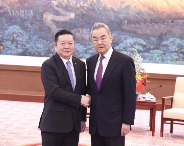 တရုတ်နိုင်ငံခြားရေးဝန်ကြီး ဝမ်ရိနှင့် အာဆီယံ အထွေထွေအတွင်းရေးမှူးချုပ် Kao Kim Hourn တွေ့ဆုံဆွေးနွေး