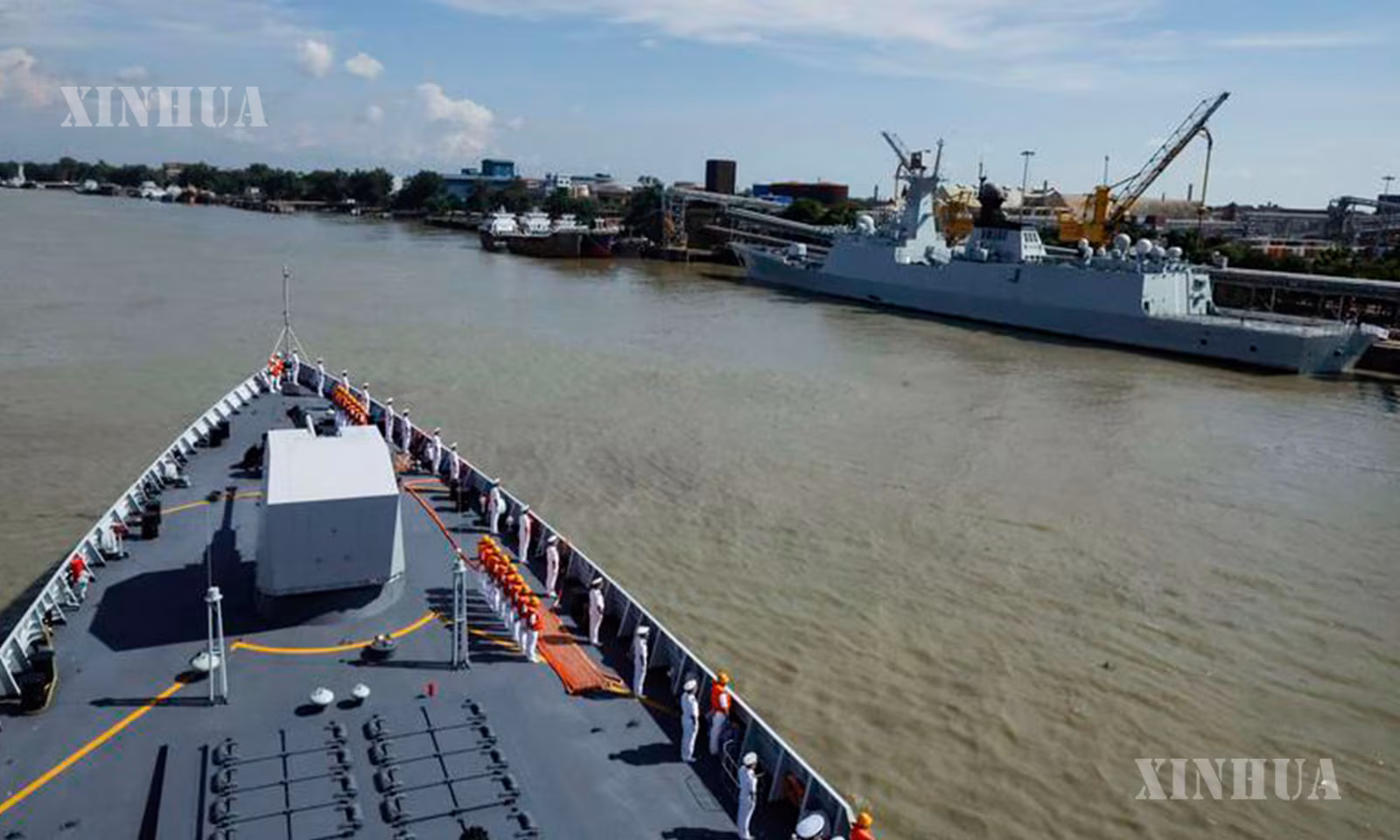 တရုတ်ပြည်သူ့လွတ်မြောက်ရေးတပ်မတော် (PLA) ရေတပ် ၄၈ ကြိမ်မြောက် ရေကြောင်းစောင့်ရှောက်ရေး ရေယာဉ်အုပ်စု ဘင်္ဂလားဒေ့ရှ်နိုင်ငံ စစ်တကောင်းဆိပ်ကမ်းသို့ ၂၀၂၆ ခုနှစ် စက်တင်ဘာ ၁၇ ရက်တွင် ရောက်ရှိလာစဉ် (ဆင်ဟွာ)