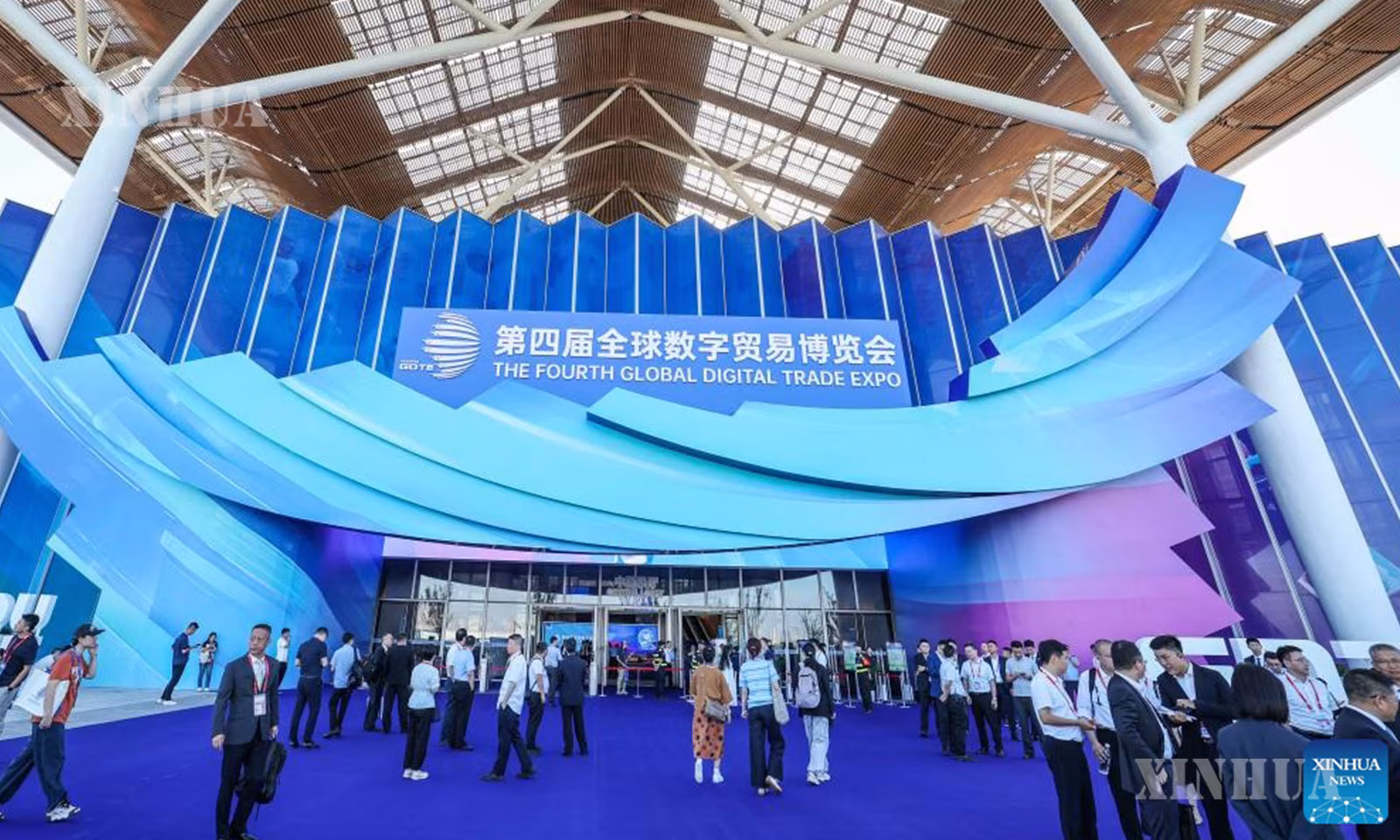 တရုတ်နိုင်ငံ အရှေ့ပိုင်း ကျဲ့ကျန်းပြည်နယ် မြို့တော်ဟန်ကျိုးတွင် ကျင်းပသည့် စတုတ္ထအကြိမ်မြောက် ကမ္ဘာလုံးဆိုင်ရာ ဒစ်ဂျစ်တယ်ကုန်သွယ်ရေးကုန်စည်ပြပွဲသို့ လာရောက်ကြသူများကို ၂၀၂၅ ခုနှစ် စက်တင်ဘာ ၂၅ ရက်က တွေ့ရစဉ် (ဆင်ဟွာ)