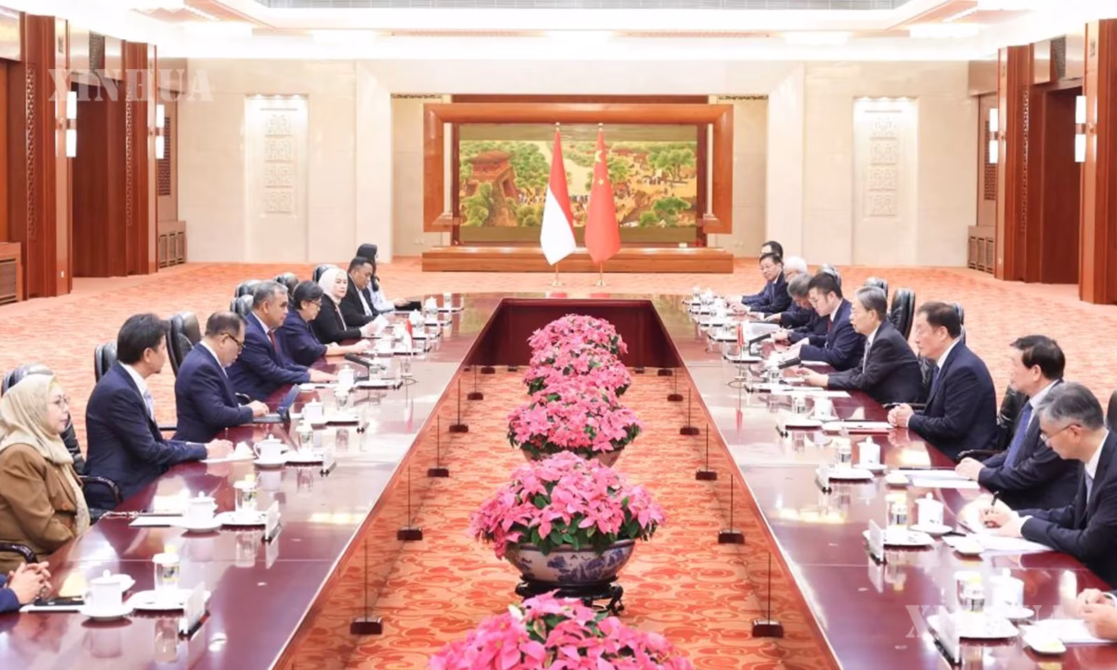တရုတ်ပြည်လုံးဆိုင်ရာပြည်သူ့ကွန်ဂရက် (NPC) အမြဲတမ်းကော်မတီ ဥက္ကဋ္ဌ ကျောက်လဲ့ကျိနှင့် အင်ဒိုနီးရှားနိုင်ငံ ပြည်သူ့အတိုင်ပင်ခံလွှတ်တော် (MPR) ဥက္ကဋ္ဌ Ahmad Muzani တို့ တရုတ်နိုင်ငံ မြို့တော်ပေကျင်းတွင် ၂၀၂၆ ခုနှစ် စက်တင်ဘာ ၂၀ ရက်က တွေ့ဆုံဆွေးနွေးစဉ် (ဆင်ဟွာ)