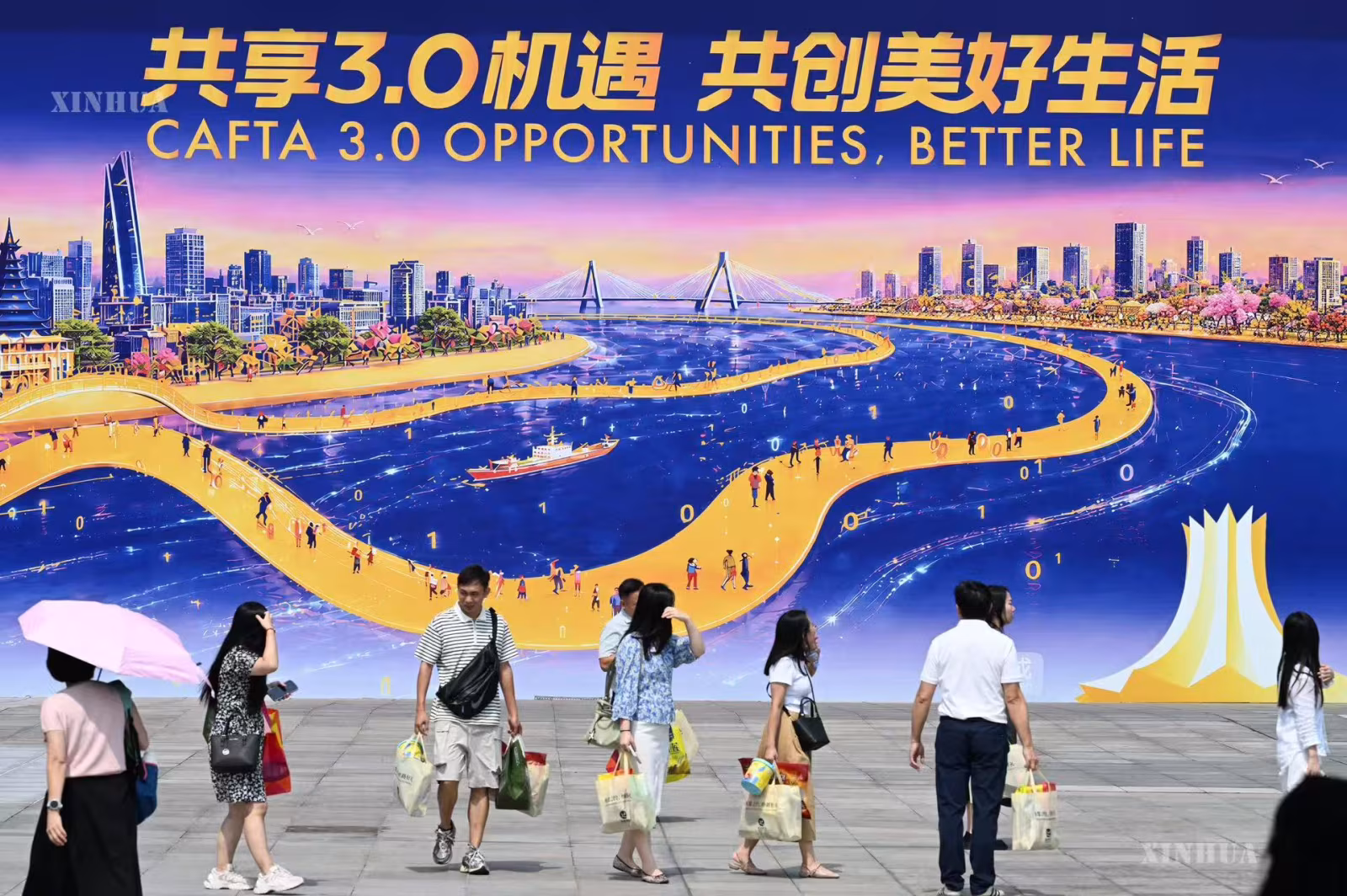 တရုတ်နိုင်ငံတောင်ပိုင်း ကွမ်ရှီးကျွမ့်လူမျိုး ကိုယ်ပိုင်အုပ်ချုပ်ခွင့်ရဒေသ နန်နင်းမြို့၌ ကျင်းပသော ၂၃ ကြိမ်မြောက် တရုတ်-အာဆီယံ ကုန်စည်ပြပွဲအား လာရောက်လေ့လာနေသူများကို ၂၀၂၆ ခုနှစ် စက်တင်ဘာ ၂၀ ရက်က တွေ့ရစဉ် (ဆင်ဟွာ)
