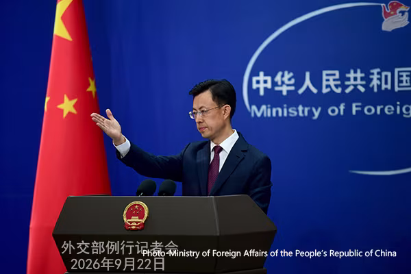 တရုတ်နိုင်ငံခြားရေးဝန်ကြီးဌာန ပြောခွင့်ရပုဂ္ဂိုလ် ကောကျားခွန်းအား ၂၀၂၆ ခုနှစ် စက်တင်ဘာ ၂၂ ရက်တွင် ကျင်းပသော ပုံမှန်သတင်းစာရှင်းလင်းပွဲ၌ တွေ့ရစဉ် (ဓာတ်ပုံ- Ministry of Foreign Affairs of the People’s Republic of China)
