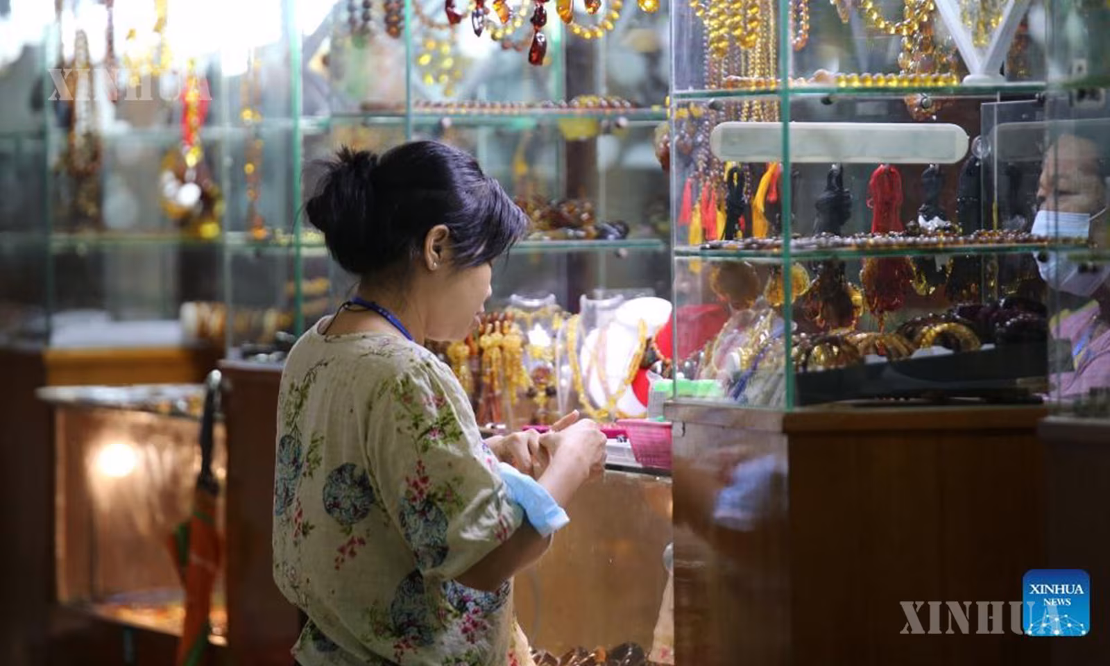 မြန်မာနိုင်ငံ နေပြည်တော်ရှိ မဏိရတနာ ကျောက်စိမ်းခန်းမ၌ ၅၇ ကြိမ်မြောက် မြန်မာ့ကျောက်မျက်ရတနာပြပွဲတွင် လက်ဝတ်ရတနာ အရောင်းဆိုင်တစ်ဆိုင်အား ၂၀၂၂ ခုနှစ် ဧပြီ ၂၆ ရက်က တွေ့ရစဉ် (ဆင်ဟွာ)