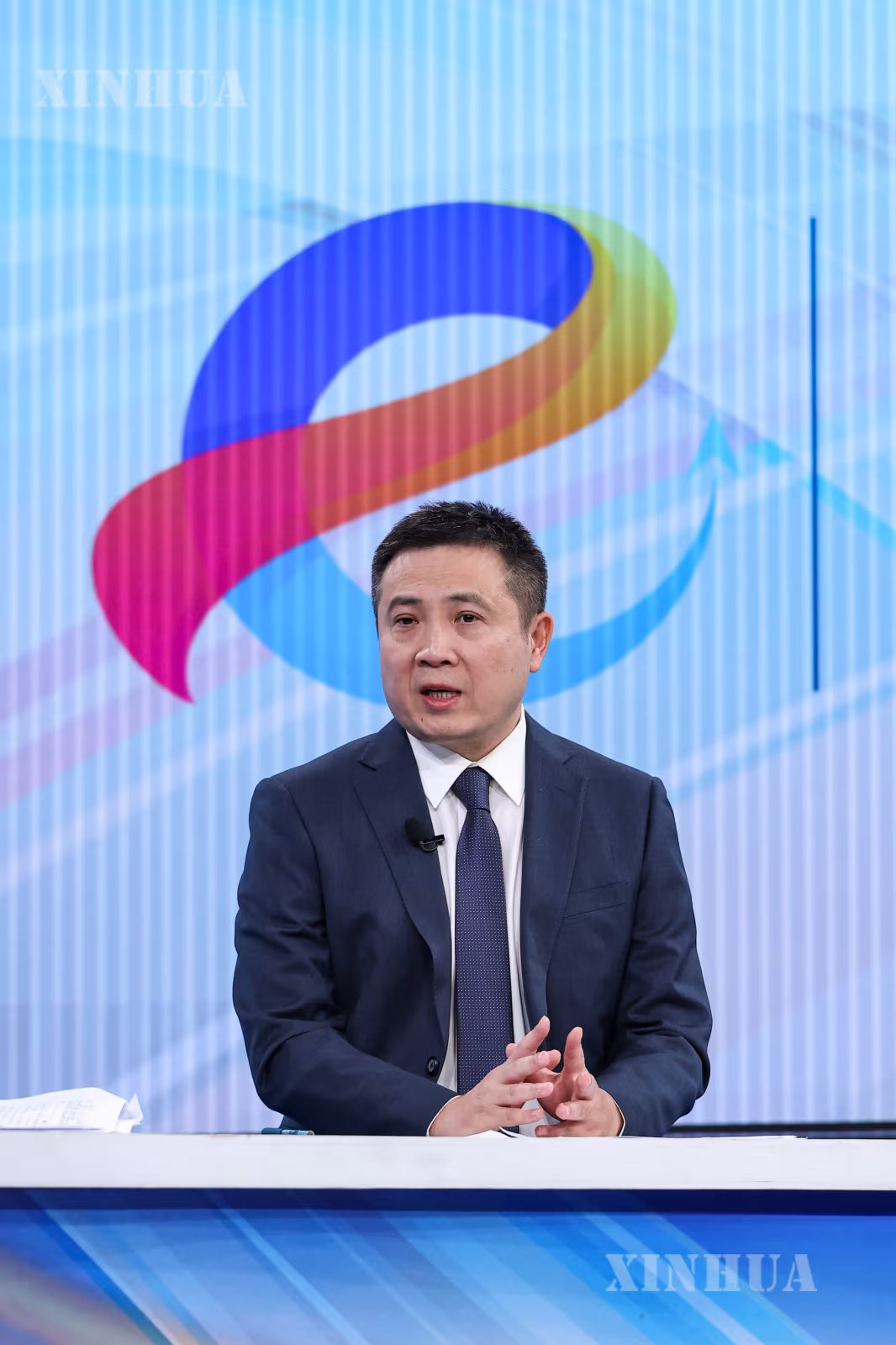 ဆင်ဟွာသတင်းဌာနက စီစဉ်ကျင်းပသော တရုတ်စီးပွားရေး စကားဝိုင်းဆွေးနွေးပွဲ All Media တွေ့ဆုံဆွေးနွေးပွဲ အစီအစဉ်ကြီး၏ အပိုင်း-၃၇ တွင် စီးပွားရေးနှင့် ကူးသန်းရောင်းဝယ်ရေးဝန်ကြီးဌာန လက်အောက်ရှိ တရုတ် နိုင်ငံတကာကုန်သွယ်စီးပွား ပူးပေါင်းဆောင်ရွက်ရေးအကယ်ဒမီ ဒုတိယဥက္ကဋ္ဌ လျင်ကျန့် ပါဝင်ဆွေးနွေးနေစဉ် (ဆင်ဟွာ)