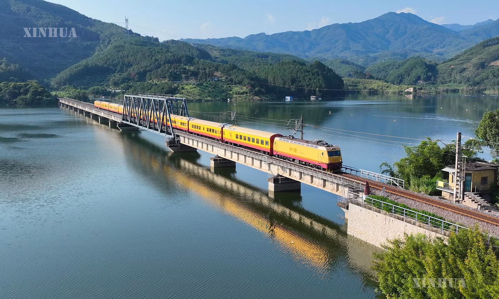 တရုတ်နိုင်ငံ ကျန်းရှီးပြည်နယ် ရှန့်ရောင်ဘူတာမှ ဖူကျန့်ပြည်နယ် ဖူကျိုးဘူတာသို့ ထွက်ခွာသွားသော “ဝူရီဆန်းတောင် အမျိုးသားဥယျာဉ်” အကြောင်းအရာ အပြင်အဆင်ဖြင့် ရှုခင်းကြည့်ရထားသည် ဖုန်းဖူလမ်းကြောင်း ကူထျန်ရှီးတံတားကြီးကို ၂၀၂၆ ခုနှစ် စက်တင်ဘာ ၂၅ ရက်က ဖြတ်သန်းသွားနေစဉ် (ဆင်ဟွာ)