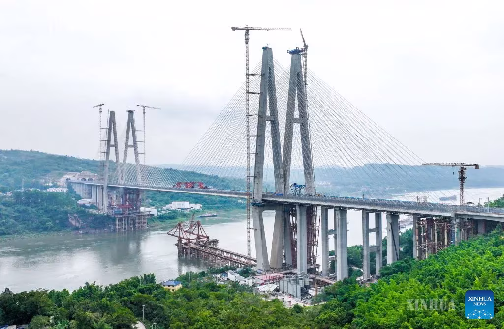 တရုတ်နိုင်ငံ အနောက်တောင်ပိုင်း ချုံချင့်မြို့ရှိ ချုံချင့်-ဝမ့်ကျိုး မြန်နှုန်းမြင့်ရထားလမ်းတစ်လျှောက် တည်ဆောက်နေသော ရှီထော် ယန်ဇီမြစ်ကူးတံတား ဆောက်လုပ်ရေးလုပ်ငန်းခွင်ကို ၂၀၂၆ ခုနှစ် စက်တင်ဘာ ၂၆ ရက်က တွေ့ရစဉ် (ဆင်ဟွာ)