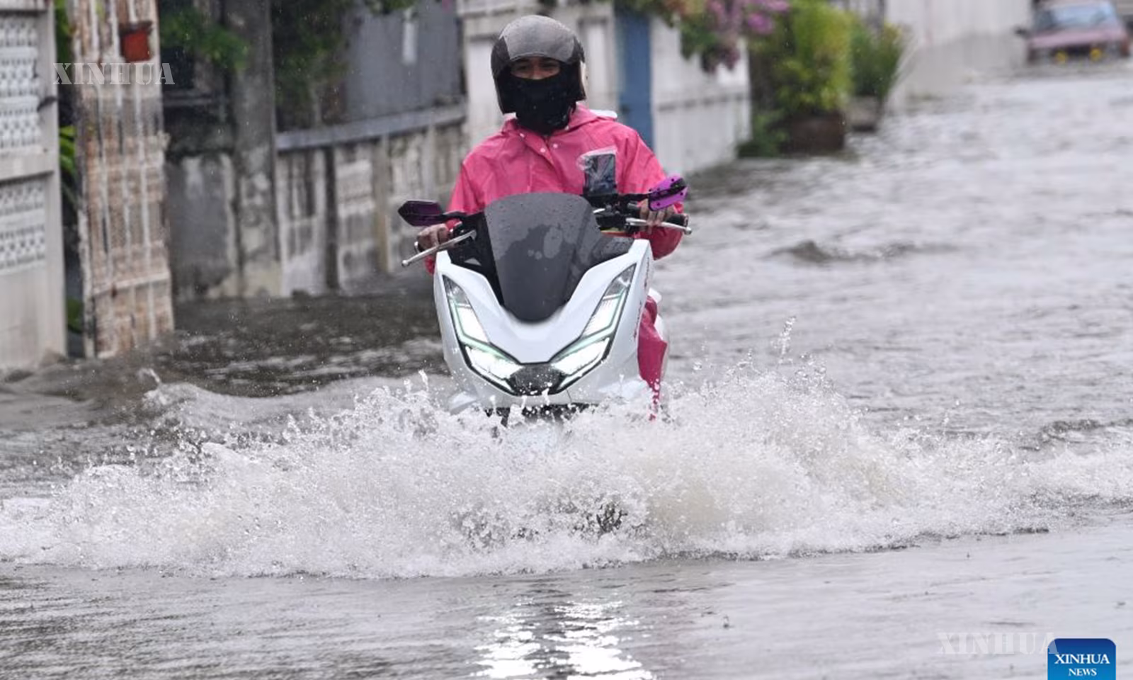 ထိုင်းနိုင်ငံ၊ ဘန်ကောက်မြို့၌ ရေကြီးနေသော နေရာအား ဖြတ်သန်းမောင်းနှင်နေသည့် မော်တော်ဆိုင်ကယ်စီးနင်းသူတစ်ဦးကို ၂၀၂၆ ခုနှစ် စက်တင်ဘာ ၂၆ ရက်က တွေ့ရစဉ် (ဆင်ဟွာ)