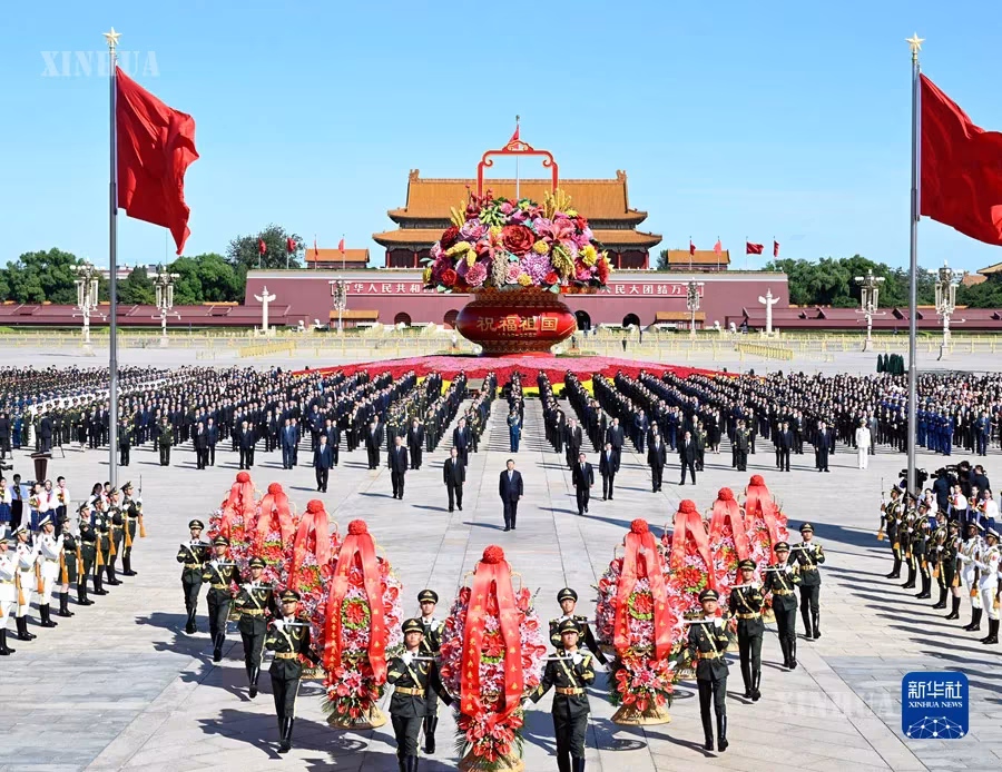 တရုတ်ကွန်မြူနစ်ပါတီနှင့် နိုင်ငံအကြီးအကဲများ ဖြစ်ကြသော ရှီကျင့်ဖိန်၊ လီချန်၊ ကျောက်လဲ့ကျိ၊ ဝမ်ဟုနင်၊ ချိုက်ချီ၊ တင်းရွှဲရှန်၊ လီရှီး၊ ဟန်ကျိန့် တို့ တရုတ်နိုင်ငံ ပေကျင်းမြို့ ထျန်းအန်းမန်ရင်ပြင်သို့ လာရောက်၍ အာဇာနည်နေ့ ပြည်သူ့အာဇာနည်များအား ပန်းခြင်းဖြင့် ဂါရဝပြုခြင်း အခမ်းအနားသို့ တက်ရောက်နေသည်ကို ၂၀၂၃ ခုနှစ် စက်တင်ဘာ ၃၀ ရက် နံနက်ပိုင်းက တွေ့ရစဉ် (ဆင်ဟွာ)