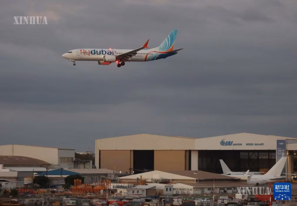 အချင်းဖြစ်ပွားသော Flydubai လေယာဉ်ပေါ်ပါ ခရီးသည်များအား တင်ဆောင်ထားသည့် အစားထိုးလေယာဉ်တစ်စင်း ၂၀၂၆ ခုနှစ် စက်တင်ဘာ ၃၀ ရက်တွင် အစ္စရေးနိုင်ငံ တဲလ်အဗစ်မြို့ရှိ Ben Gurion လေဆိပ်သို့ ဆိုက်ရောက်လာစဉ် (ဆင်ဟွာ)