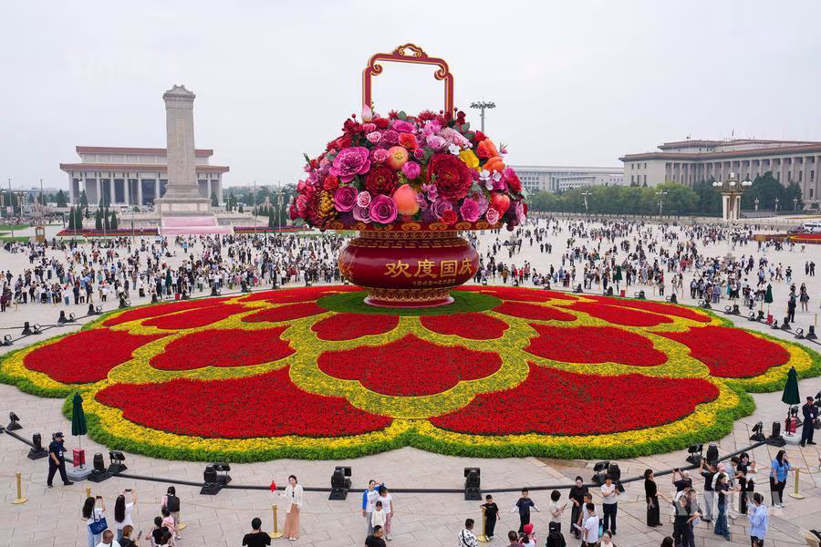 တရုတ်နိုင်ငံ မြို့တော်ပေကျင်းရှိ ထျန်းအန်းမန်ရင်ပြင်၌ စိုက်ထူထားသော အလှဆင်ပန်းခြင်းကြီးတစ်ခုကို ၂၀၂၆ ခုနှစ် စက်တင်ဘာ ၂၅ ရက်က တွေ့ရစဉ် (ဆင်ဟွာ)