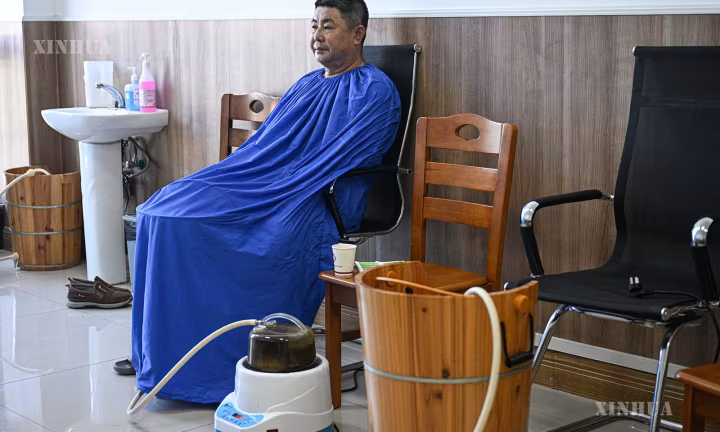 ဟိုင်နန်ပြည်နယ် ပေါင်ထျင်ခရိုင်တွင် နှစ်ထောင်ချီသမိုင်းရှိ လီလူမျိုး ဆေးပညာက ရှင်သန်စွမ်းအားများဖြင့် သစ်လွင်လျက်ရှိ