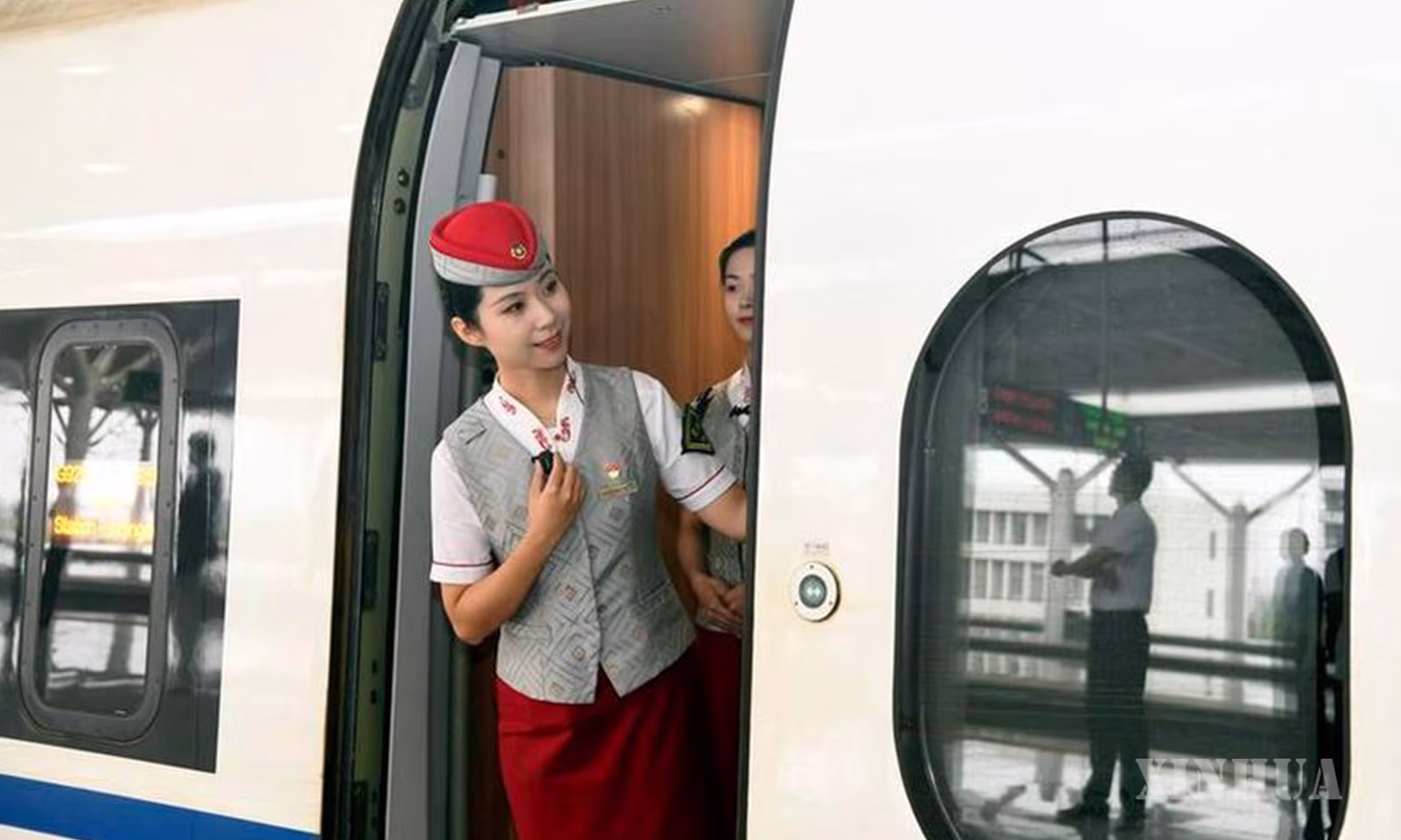 တရုတ်နိုင်ငံ အရှေ့ပိုင်း ဆန်းတုန်းပြည်နယ် ဟယ်ကျယ်မြို့ရှိ ဟယ်ကျယ်ဘူတာ၌ ရထားဝန်ထမ်းက အမှတ် G9216 ရထားတွင် တာဝန်ထမ်းဆောင်နေသည်ကို ၂၀၂၆ ခုနှစ် စက်တင်ဘာ ၂၈ ရက်က တွေ့ရစဉ် (ဆင်ဟွာ)