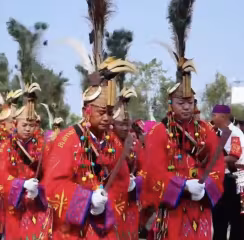 ယွမ်ကျစ်ဖိန်က “မနောပွဲတော် ဇာတိ” တွင် ဂျိန်းဖောလူမျိုး ဓားအကဖြင့်တင်ဆက်ကပြ
