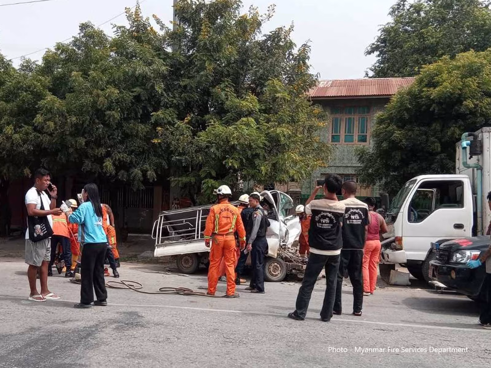 မြန်မာနိုင်ငံ စစ်ကိုင်းတိုင်းဒေသကြီး၊ စစ်ကိုင်းမြို့နယ်၊ ကျောက်ဆည်ကျေးရွာနှင့် ကုန်းကျေးရွာအနီး၊ မုံရွာ-မန္တလေးကားလမ်းတွင် ၂၀၂၆ ခုနှစ် အောက်တိုဘာ ၅ ရက်၌ ယာဉ်တိုက်မှုဖြစ်ပွားခဲ့သောနေရာ၌ ကယ်ဆယ်ရေးလုပ်ငန်းများ ဆောင်ရွက်နေသည်ကို တွေ့ရစဉ် (ဓာတ်ပုံ - Myanmar Fire Services Department)