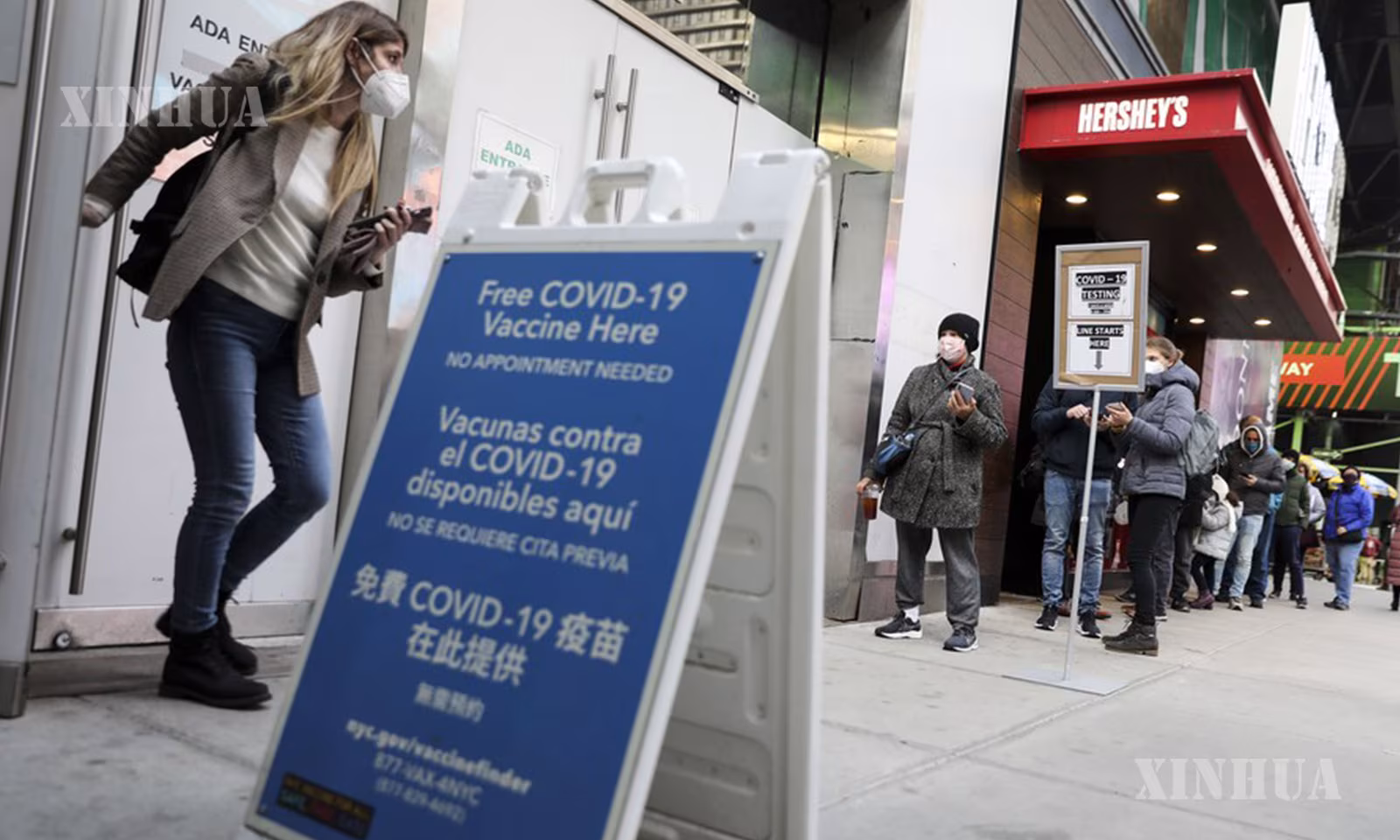အမေရိကန်နိုင်ငံ နယူးယောက်မြို့ Times Square အနီးရှိ COVID-19 ရောဂါစစ်ဆေးမှုနှင့် ကာကွယ်ဆေးထိုးနှံရာနေရာသို့ ဝင်ရောက်ရန် တန်းစီစောင့်ဆိုင်းနေသူများကို ၂၀၂၁ ခုနှစ် ဒီဇင်ဘာ ၇ ရက်က တွေ့ရစဉ် (ဆင်ဟွာ)