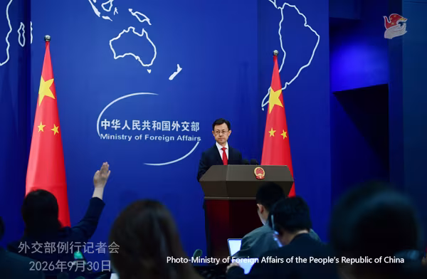တရုတ်နိုင်ငံခြားရေးဝန်ကြီးဌာန ပြောရေးဆိုခွင့်ရှိသူ ကောကျားခွန်းအား ၂၀၂၆ ခုနှစ် စက်တင်ဘာ ၃၀ ရက်က ပြုလုပ်သည့် ပုံမှန်သတင်းစာရှင်းလင်းပွဲ၌ တွေ့ရစဉ် (ဓာတ်ပုံ- Ministry of Foreign Affairs of the People’s Republic of China)