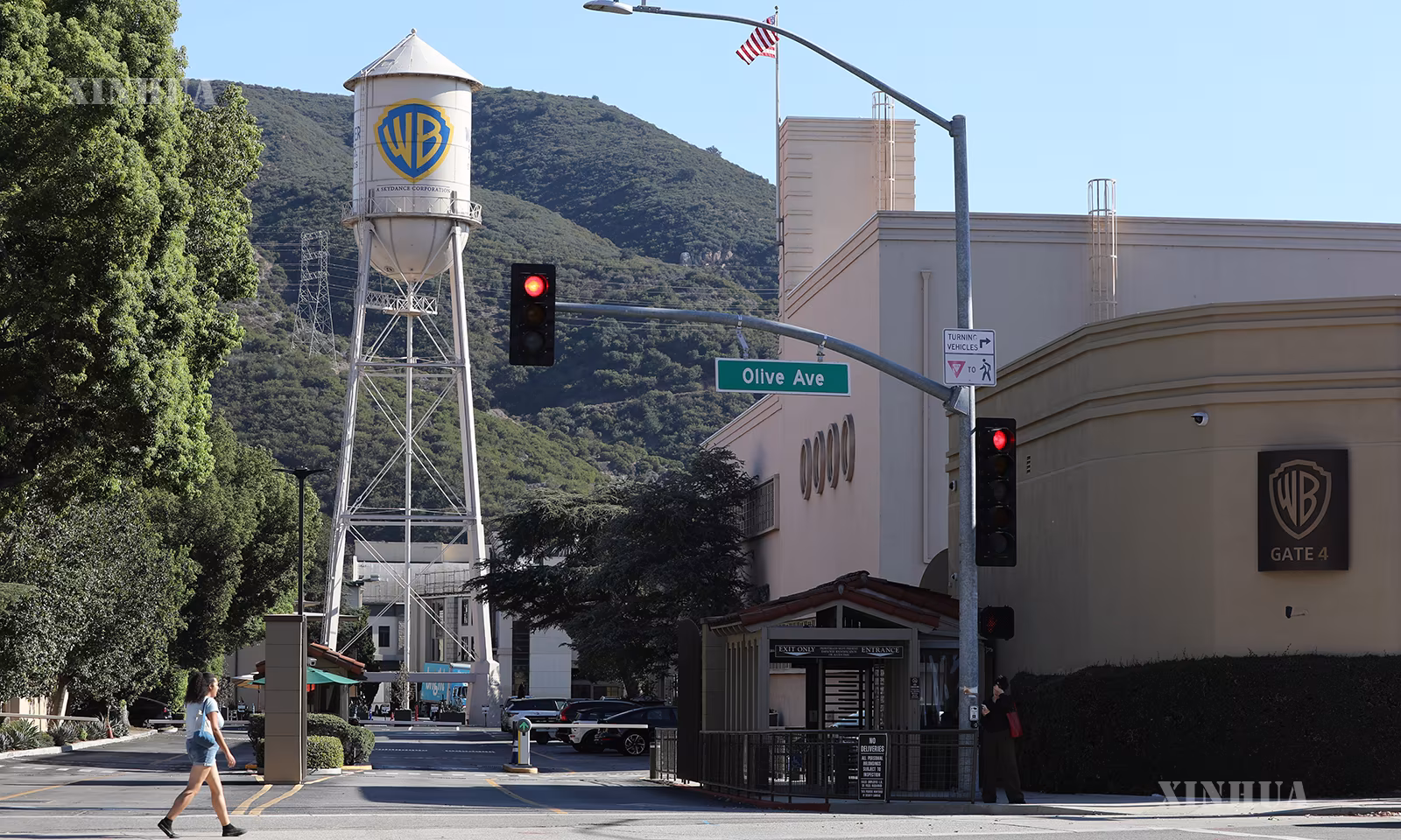 အမေရိကန်နိုင်ငံ ကယ်လီဖိုးနီးယားပြည်နယ် Burbank မြို့တွင် Skydance ကုမ္ပဏီ အမှတ်တံဆိပ်ပါရှိသည့် Warner Bros. Discovery စတူဒီယိုအဆောက်အဦကို ၂၀၂၆ ခုနှစ် အောက်တိုဘာ ၆ ရက်က တွေ့ရစဉ် (ဆင်ဟွာ)