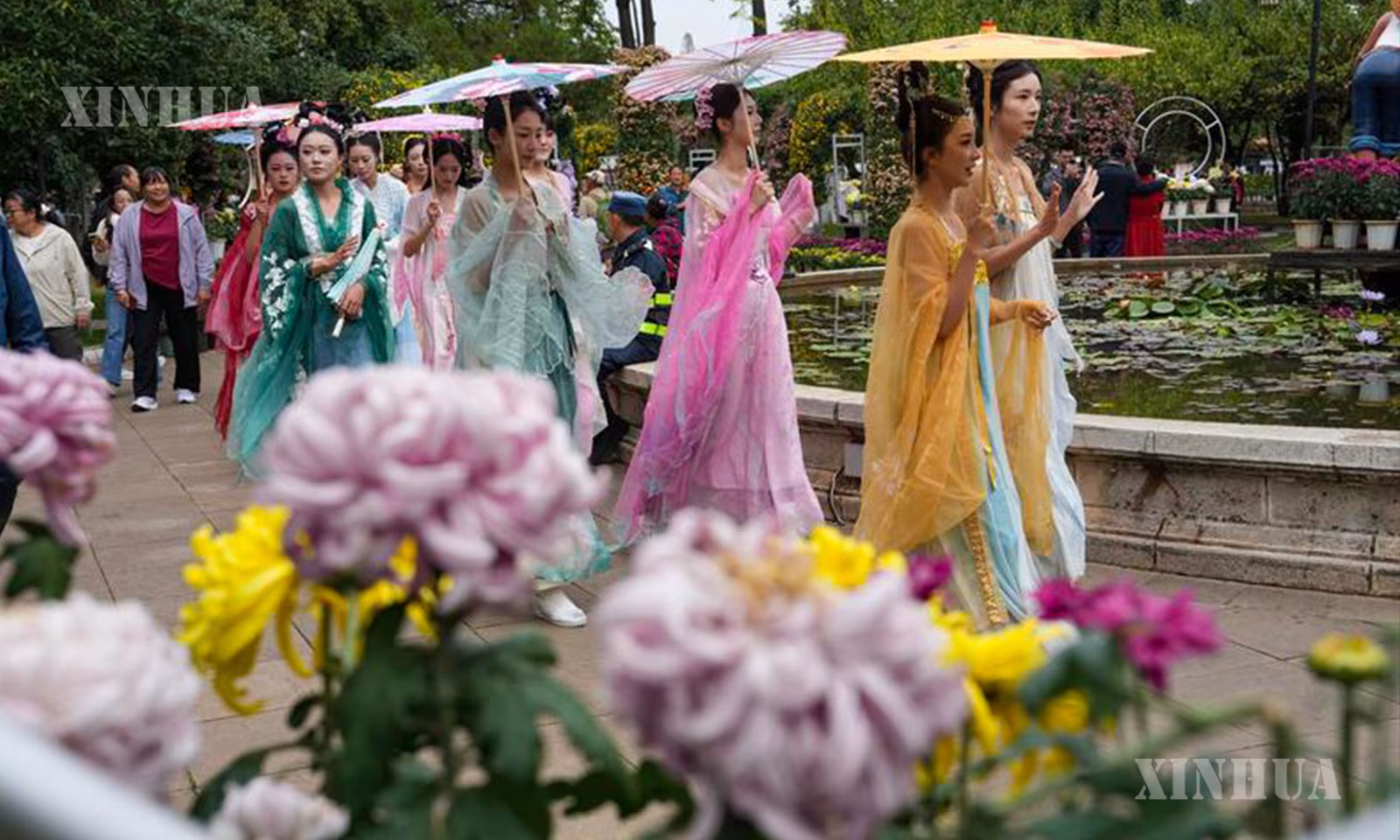 တရုတ်နိုင်ငံ ယူနန်ပြည်နယ် ကူမင်းမြို့ ၃၂ ကြိမ်မြောက် တာ့ကွမ်းဥယျာဉ် ရွှေရောင်ဆောင်းဦး ဂန္ဓမာပန်းယဉ်ကျေးမှုပြပွဲတွင် သရုပ်ဆောင်များ လှည့်လည်ပြသနေသည်ကို ၂၀၂၆ ခုနှစ် အောက်တိုဘာ ၆ ရက်က တွေ့ရစဉ် (ဆင်ဟွာ)