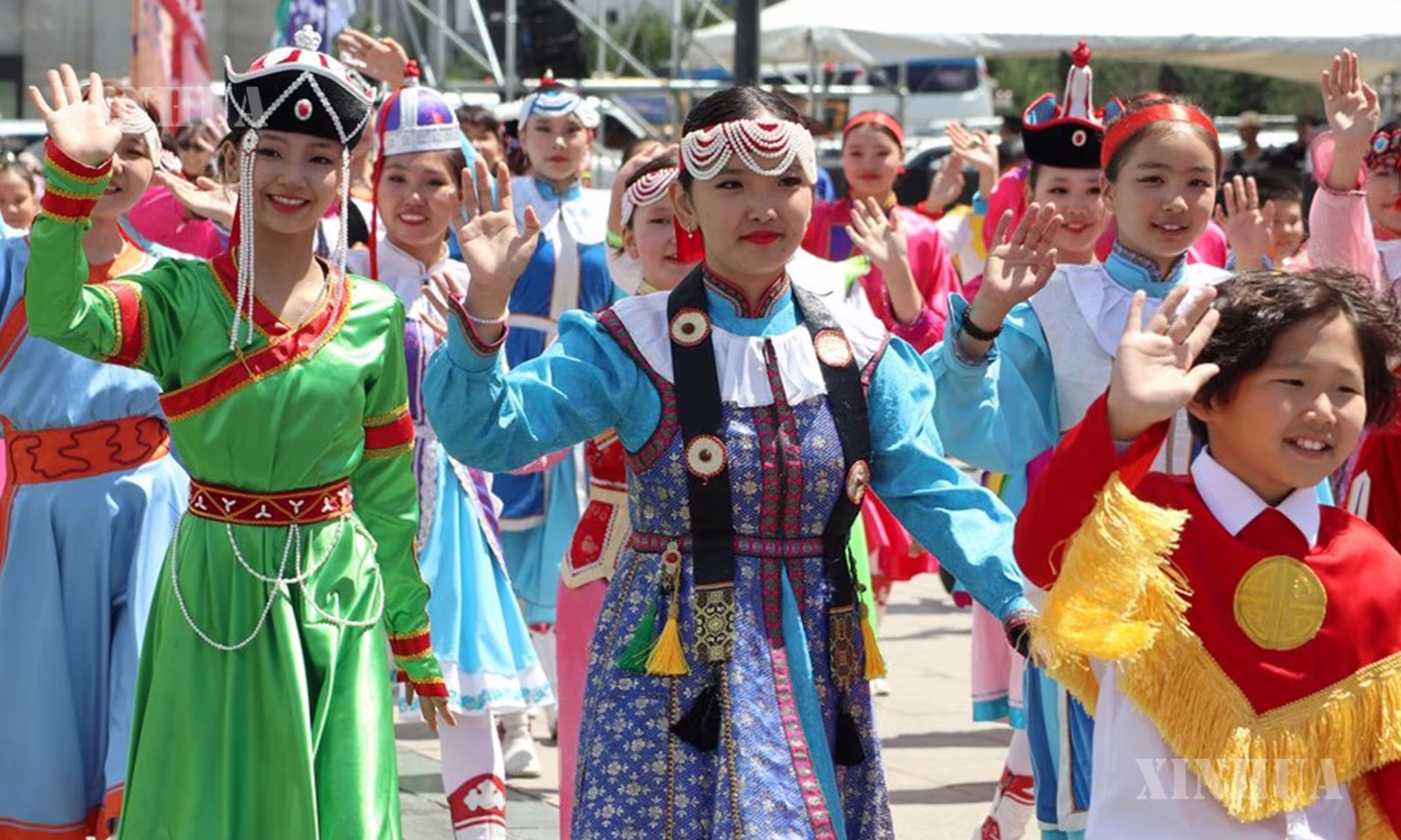 မွန်ဂိုလီးယားနိုင်ငံ ဦလန်ဘာတာမြို့၌ ရိုးရာဝတ်စုံများ ပြသနေကြသည်ကို ၂၀၂၂ ခုနှစ် ဇူလိုင် ၉ ရက်က တွေ့ရစဉ် (ဆင်ဟွာ)
