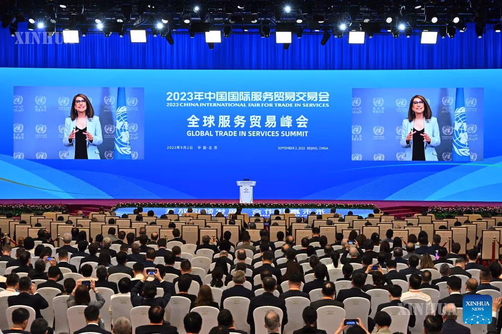 တရုတ်နိုင်ငံ မြို့တော်ပေကျင်းတွင် ကျင်းပသည့် ၂၀၂၃ ခုနှစ် တရုတ် နိုင်ငံတကာကုန်သွယ်ရေးနှင့် ဝန်ဆောင်မှုကုန်စည်ပြပွဲ (CIFTIS) ၏ ကမ္ဘာလုံးဆိုင်ရာ ဝန်ဆောင်မှုကုန်သွယ်ရေး ထိပ်သီးအစည်းအဝေးတွင် ဗီဒီယိုမှတစ်ဆင့် မိန့်ခွန်းပြောကြားနေသည့် ကုလသမဂ္ဂ ကုန်သွယ်ရေးနှင့် ဖွံ့ဖြိုးတိုးတက်ရေးအဖွဲ့ (UNCTAD) အထွေထွေအတွင်းရေးမှူးချုပ် Rebeca Grynspan ကို ၂၀၂၃ ခုနှစ် စက်တင်ဘာ ၂ ရက်က တွေ့ရစဉ် (ဆင်ဟွာ)