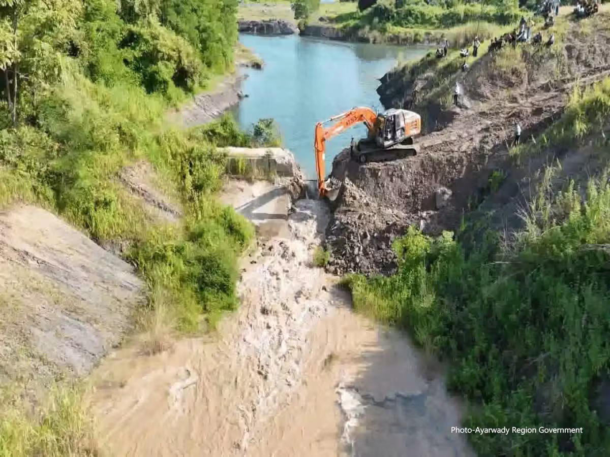 မမြရေလှောင်တမံ၏အရေးပေါ် ရေပိုလွှဲမှ ရေထုတ်လွှတ်နိုင်ရေး စက်ယန္တရားများအသုံးပြု၍ ဆောင်ရွက်နေမှုအား တွေ့ရစဥ်(ဓာတ်ပုံ- Ayarwady Region Government)