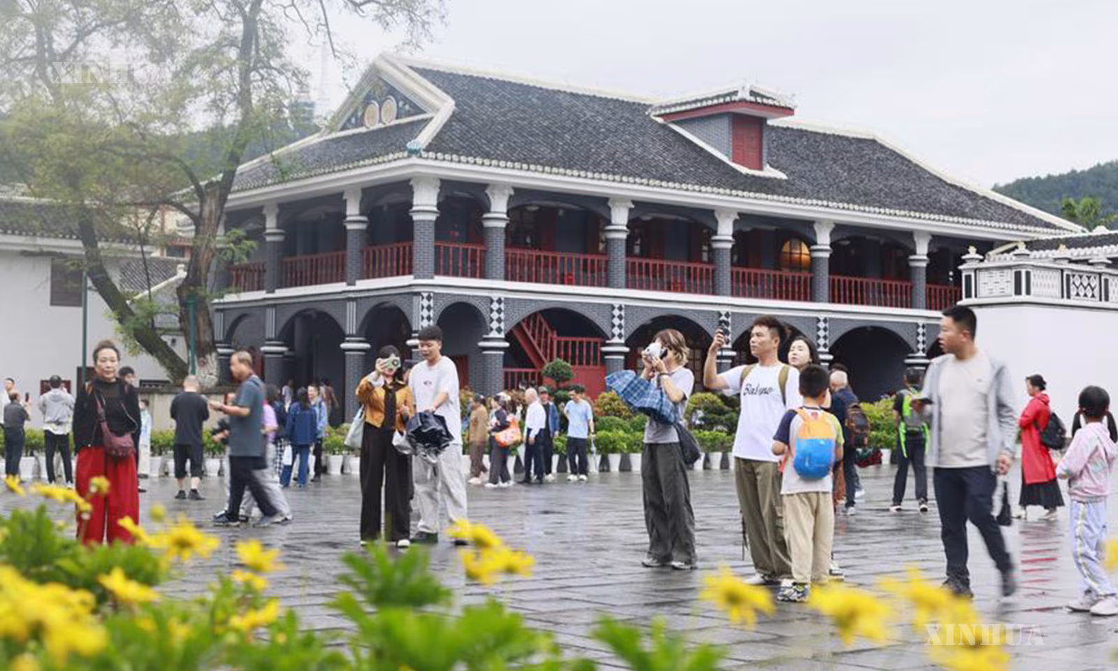 တရုတ်နိုင်ငံ အနောက်တောင်ပိုင်း ကွေ့ကျိုးပြည်နယ် Zunyi မြို့ရှိ Zunyi အစည်းအဝေးကျင်းပခဲ့ရာ သမိုင်းဝင်နေရာသို့ ခရီးသွားများ လာရောက်လည်ပတ်နေပုံကို ၂၀၂၆ ခုနှစ် အောက်တိုဘာ ၁ ရက်က တွေ့ရစဉ် (ဆင်ဟွာ)