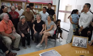 ၈၄ နှစ်ကြာ ဓာတ်ပုံဟောင်းထဲက မိန်းကလေးငယ်နှင့် ဒူးလစ်တယ် စစ်ဆင်ရေး လေသူရဲစစ်သည်၏ နောက်မျိုးဆက်များ တွေ့ဆုံခဲ့