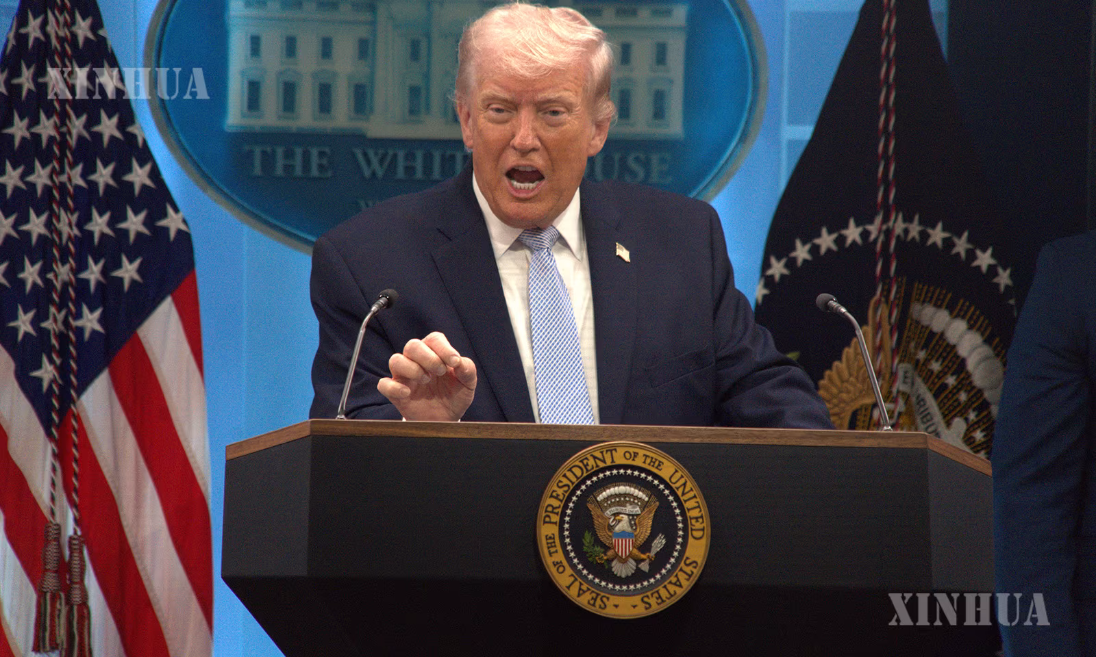 အမေရိကန်နိုင်ငံ မြို့တော်ဝါရှင်တန်ရှိ အိမ်ဖြူတော်၌ ကျင်းပသည့် သတင်းစာရှင်းလင်းပွဲတွင် အမှာစကား ပြောကြားနေသည့် အမေရိကန်သမ္မတ ထရမ့်ကို ၂၀၂၆ ခုနှစ် ဧပြီ ၆ ရက်က တွေ့ရစဉ် (ဆင်ဟွာ)