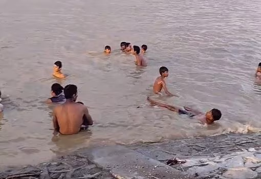 အယ်လ်နီညိုအပူဒဏ်ရှောင်ရန် အပန်းဖြေ ရေဆော့ကစားကြသူများ