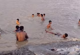 အယ်လ်နီညိုအပူဒဏ်ရှောင်ရန် အပန်းဖြေ ရေဆော့ကစားကြသူများ