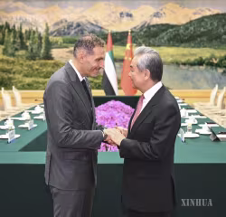 ဝမ်ရိနှင့် ယူအေအီးနိုင်ငံ သမ္မတ၏ တရုတ်ရေးရာအထူးသံတမန် Khaldoon Khalifa Al Mubarak တွေ့ဆုံဆွေးနွေး