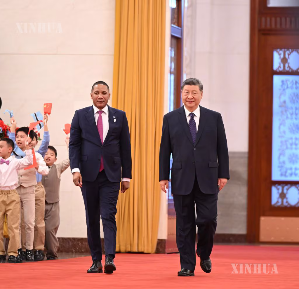 တရုတ်နိုင်ငံ သမ္မတ ရှီကျင့်ဖိန်နှင့် ဘော့ဆွာနာနိုင်ငံ သမ္မတ ဒူမာ ဂီဒီယွန် ဘိုကို မြို့တော်ပေကျင်းရှိ ပြည်သူ့ခန်းမဆောင်၏ မြောက်ဘက်ခန်းမတွင် ဆွေးနွေးပွဲမတိုင်မီ သမ္မတ ရှီကျင့်ဖိန်က ဘော့ဆွာနာနိုင်ငံ သမ္မတအား အခမ်းအနားဖြင့် ကြိုဆိုနေသည်ကို ၂၀၂၆ ခုနှစ် အောက်တိုဘာ ၁၃ ရက်က တွေ့ရစဉ် (ဆင်ဟွာ)