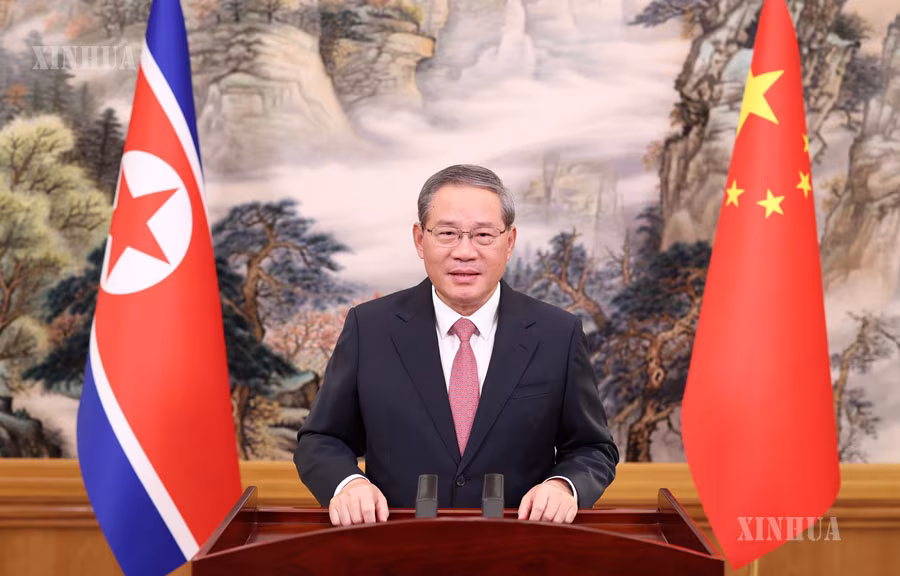 တရုတ်-မြောက်ကိုရီးယား ရားလုမြစ်ကူး တံတားသစ်ကြီး ဖွင့်ပွဲအခမ်းအနားတွင် ဗီဒိယိုမိန့်ခွန်း ပြောကြားနေသော တရုတ်နိုင်ငံ နိုင်ငံတော်ကောင်စီ ဝန်ကြီးချုပ် လီချန်အား ၂၀၂၆ ခုနှစ် အောက်တိုဘာ ၁၅ ရက်က တွေ့ရစဉ် (ဆင်ဟွာ)
