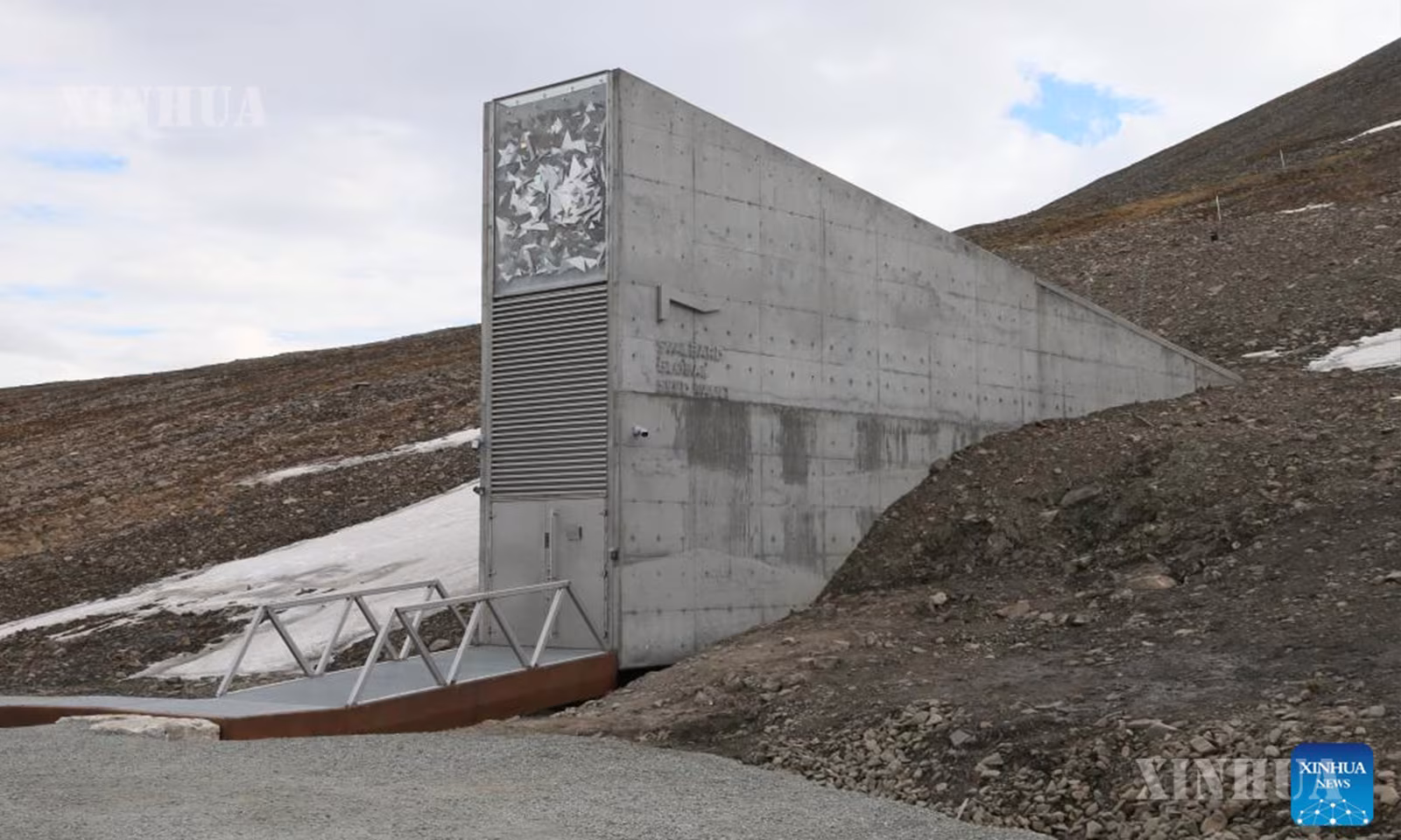 နော်ဝေနိုင်ငံ Longyearbyen မြို့ရှိ Svalbard ကမ္ဘာ့မျိုးစေ့ဘဏ်ဝင်ပေါက်နေရာကို ၂၀၂၄ ခုနှစ် ဇွန် ၁၉ ရက်က တွေ့ရစဉ် (ဆင်ဟွာ)