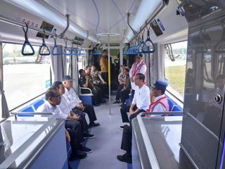 အင်ဒိုနီးရှားနိုင်ငံ သမ္မတ ဂျိုကို ဝီဒိုဒို တရုတ်နိုင်ငံ စမတ်ရထားလမ်းစနစ် စမ်းသပ်ပြေးဆွဲမှုတွင် လိုက်ပါစီးနင်း
