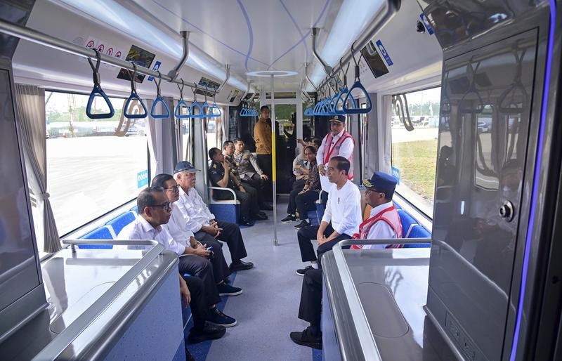 အင်ဒိုနီးရှားနိုင်ငံ သမ္မတ ဂျိုကို ဝီဒိုဒို တရုတ်နိုင်ငံ စမတ်ရထားလမ်းစနစ် စမ်းသပ်ပြေးဆွဲမှုတွင် လိုက်ပါစီးနင်း